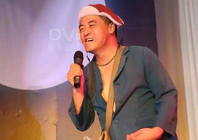 49岁二人转演员魏三罕现身,曾上春晚火遍东北,却因涉毒自断前程