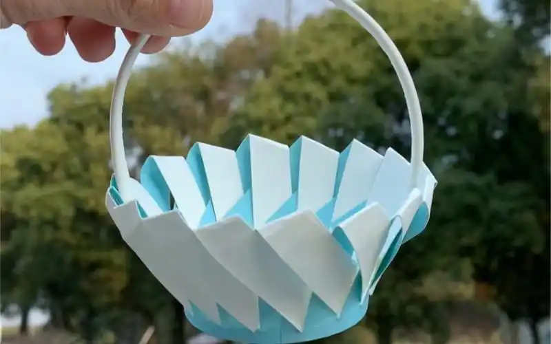 春天来了,跟小朋友一起用纸杯制作漂亮的小花篮,带上花篮去感受春天的