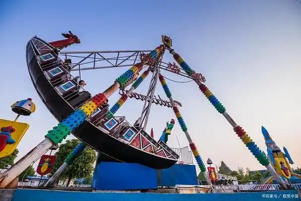 海盗船是一种令人兴奋和刺激的游乐设施,它让人们仿佛置身于汹涌的