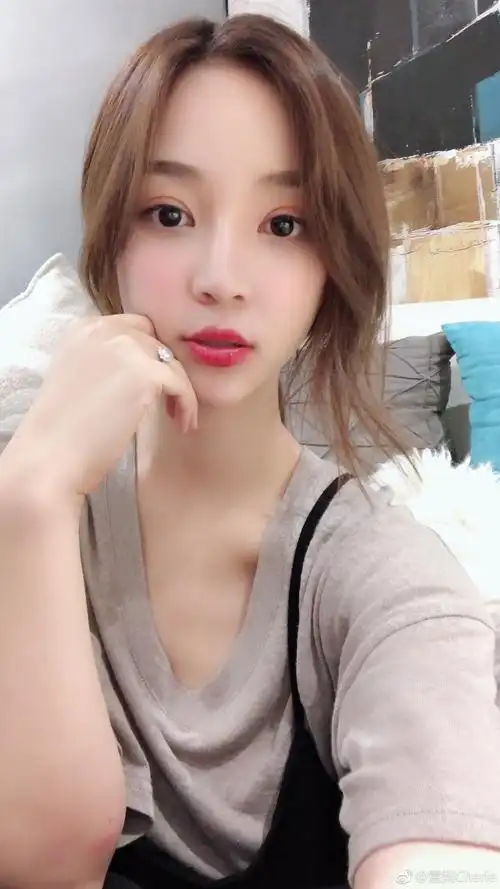 王思聪前女友雪梨产后三个月暴瘦手上钻戒实力抢镜