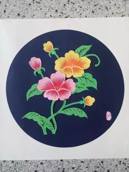 拼色剪纸《花》有在白色剪纸上进行染色的如点色剪纸有通过套衬分拼等