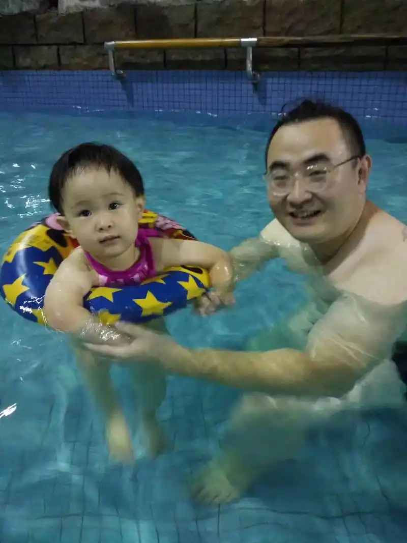 酷夏和孩子们戏水乘凉.五年前的今日(2018年7月13日)我 - 抖音