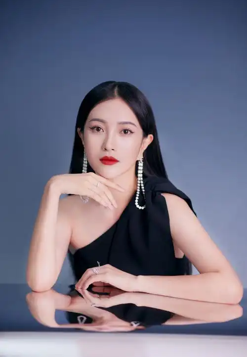 包文婧开叉黑裙性感写真图片99