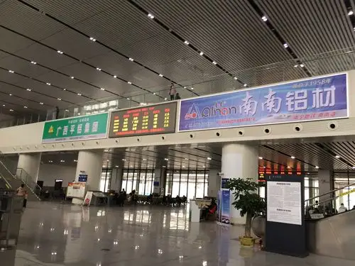 广西柳州市来宾北站火车站高铁站候车大厅灯箱媒体广告位