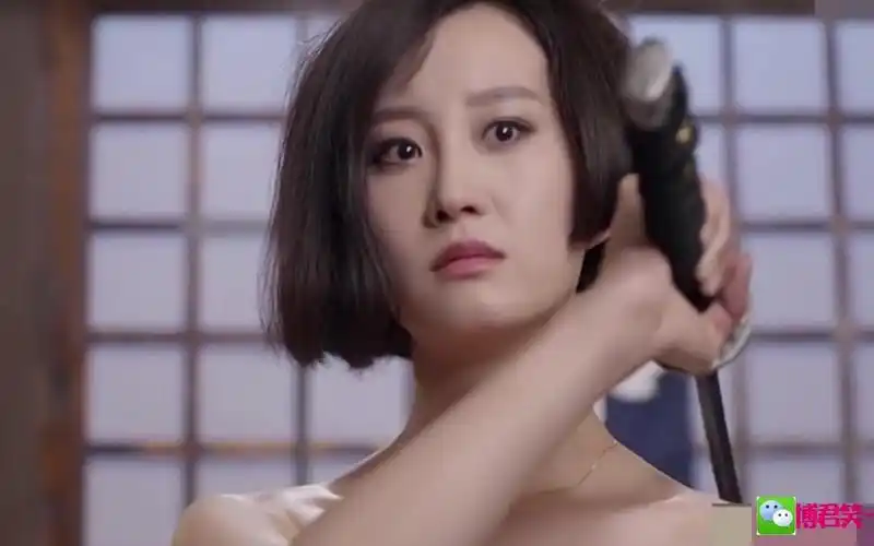 漂亮美女竟然手握长刀分分钟切腹自尽