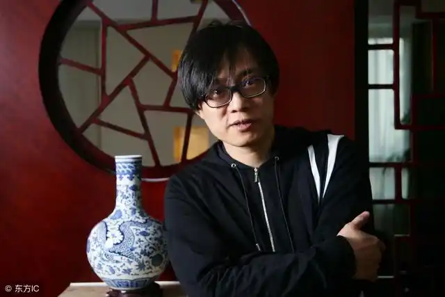 林夕1961年出生于香港,原名梁伟文.