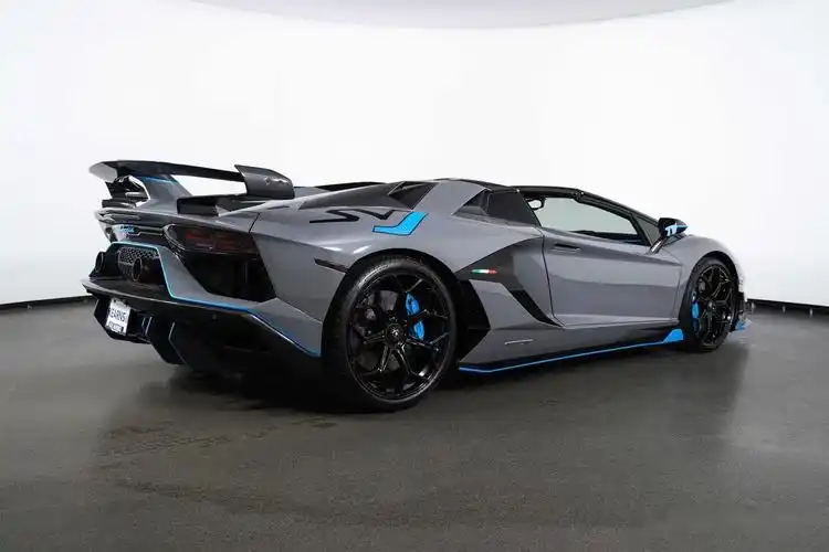 兰博基尼大牛svj应该也算是是兰博基尼的巅峰之作了,十年前的设计理念