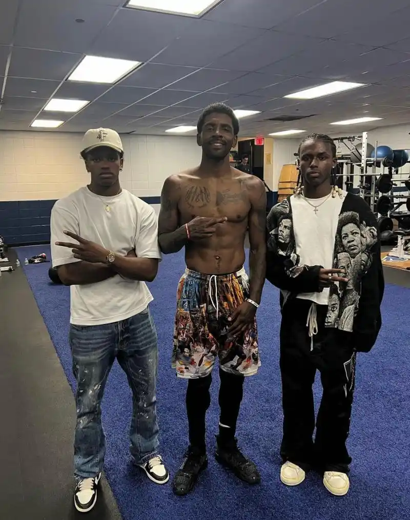 欧文赤膊训练,这腹肌和人鱼线过于吸引眼球.#凯里欧文# #欧文# #nba