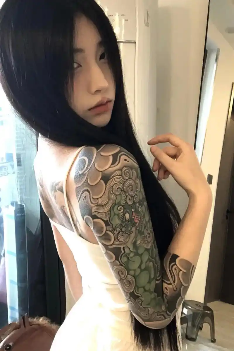 原来她叫"张沭瑶"作品承载者@s张沭瑶 老传统花臂七分袖恢 - 抖音