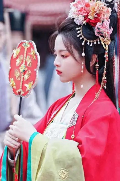 深受冯小刚,成龙等大佬喜爱的女版萧敬腾,被质疑蹭杨超越热度?