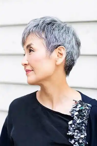 58到88的女性,发型这样剪,花白头发也很美_短发_的设计_造型