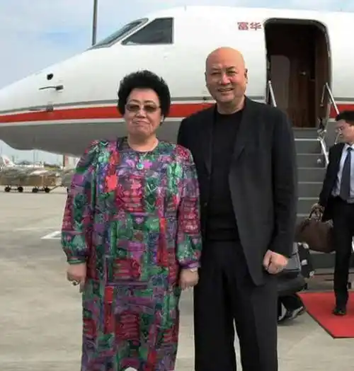 38岁迟重瑞娶大11岁富婆,为小10岁继子剃光头,这30年过得怎么样_唐僧