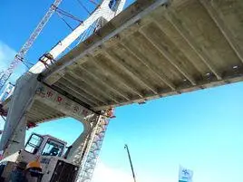 编辑 横隔板是为保持截面形状,增强横向刚度而在梁之间设置的