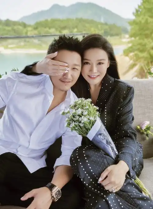 原创她嫁拳王生下3个孩子,今穿波点西装出镜,同框老公甜成少女了