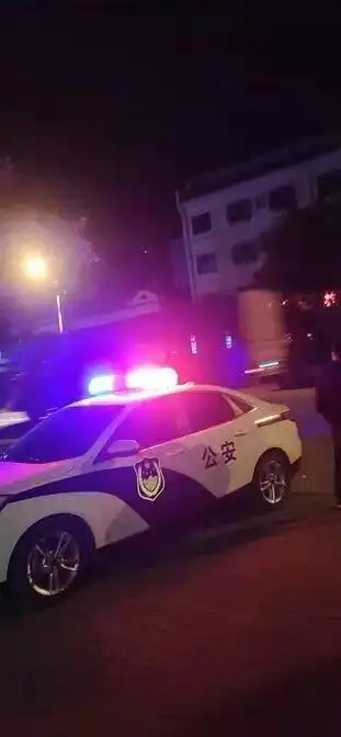 12月3日晚,东至县公安局东流派出所民警在夜间巡逻时