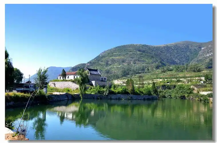 依山傍水小村庄