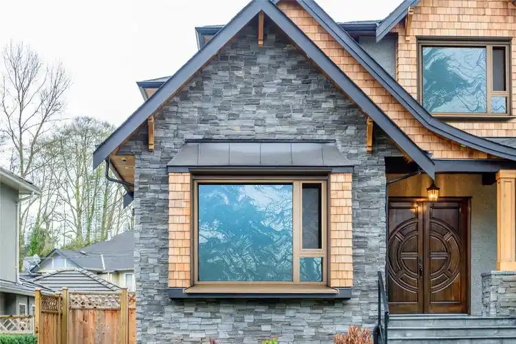 精致,非常适合选用森鹰铝包木窗,窗的外铝框与别墅外墙的砖色相得益彰