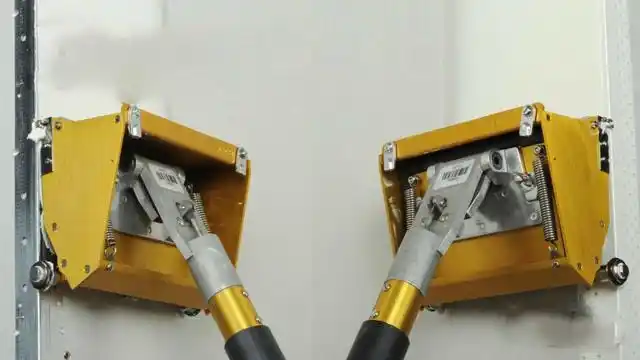 用这神器刮腻子,连梯子都省了,明眼人都知道不比老师傅刮得差!