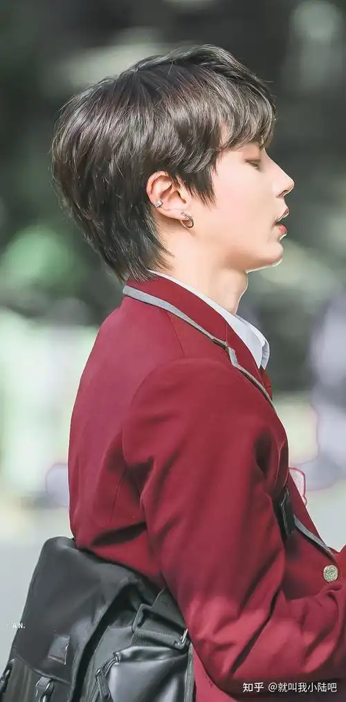 求黄寅烨壁纸啊啊啊啊,这个校霸太帅了啊啊啊? - 知乎