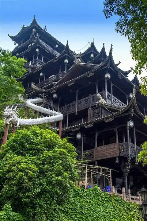 "九重天"吊脚楼1998年他担任了张家界市土家风情园项目开发建设的总