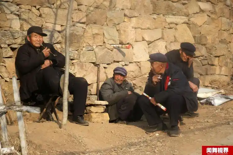 下累了,老人们就坐在一起上晒太阳,休息一下.