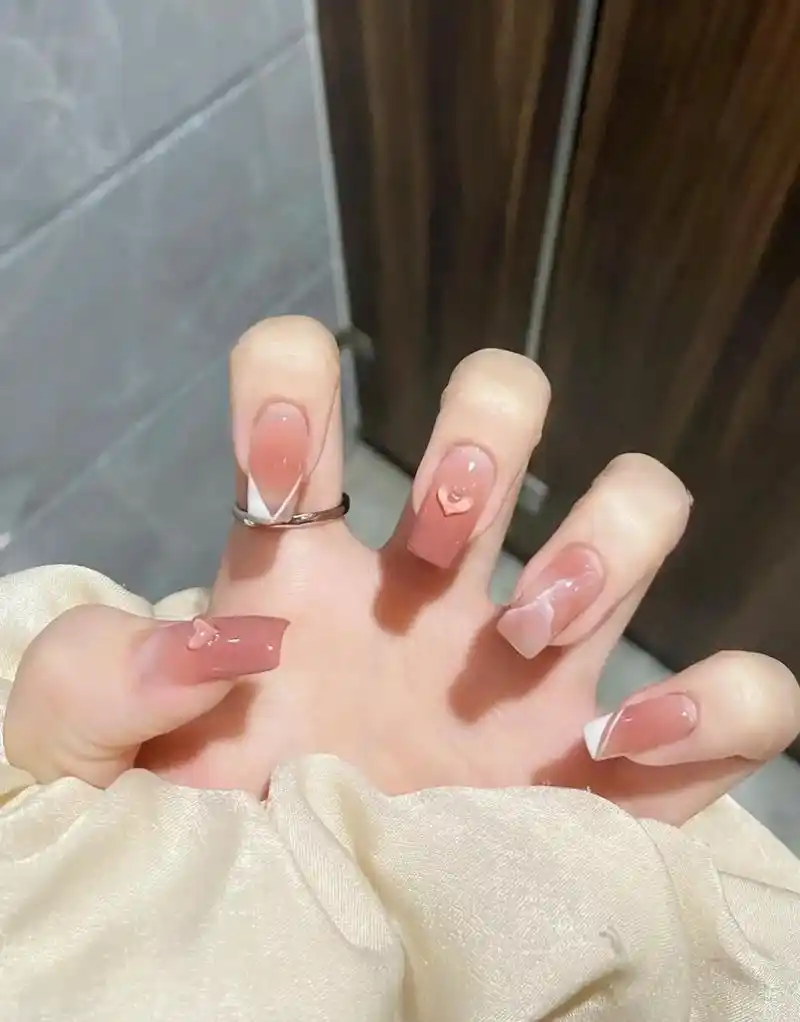 春日粉嫩限定腮红法式美甲