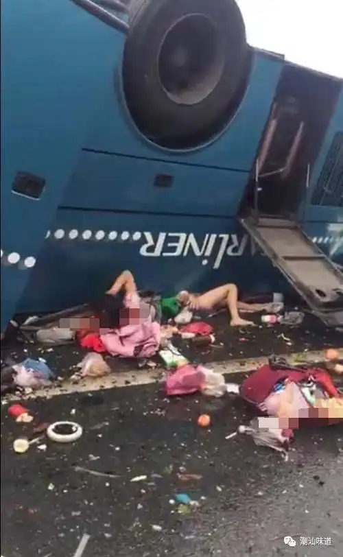 一辆大巴在高速路上翻车,现场一片狼藉!