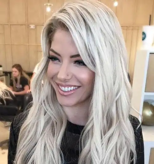 wwe小魔女阿莱克萨布利斯,年纪轻轻就在wwe中成名了,而且自从加入主赛