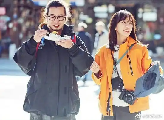 11月21日,陈意涵老公许富翔现身新片宣传活动,主动透露女儿的眼睛很大