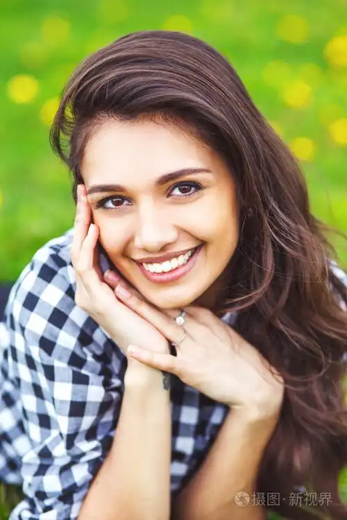 微笑着在阳光灿烂的夏天或外面的春日,快乐,在公园里的女人照片-正版