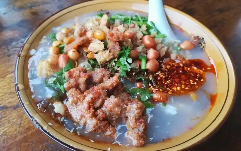 乐山的清早一定要吃个热乎乎麻酥酥的牛肉豆腐脑才够舒服阿