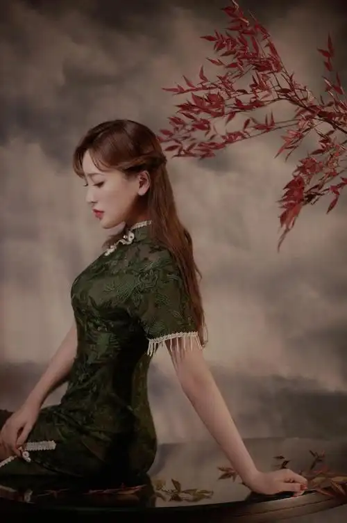 金莎穿旗袍亮相金鸡奖开幕式,生图油腻似大妈,精修图却惊艳时光