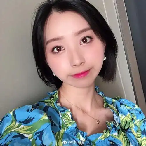 斗鱼一姐冯提莫女助理也喜欢自拍网友看了表示好想捏你的脸