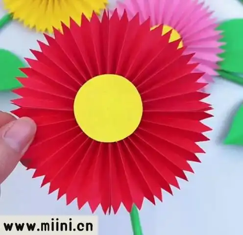 用彩纸制作向日葵太阳花的方法-miini娃娃手工网