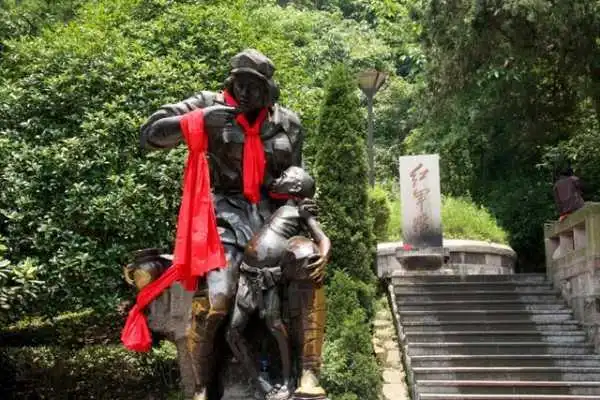 红军坟遵义红军烈士陵园范围为103亩.