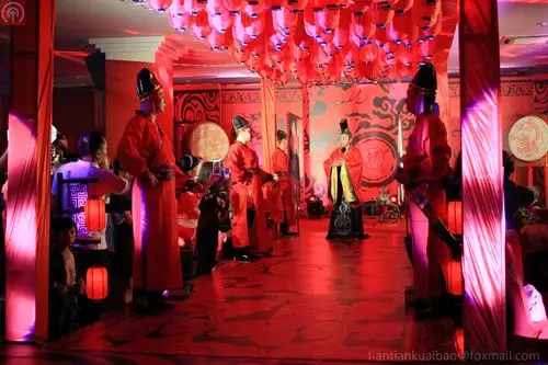 整个婚礼流程按照古时汉人婚礼流程进行,婚礼现场布置宛如王宫,安排了