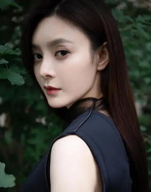 《大江大河》她演王凯初恋,穿黑裙拍写真,美得优雅又高贵_王瑞子_气质