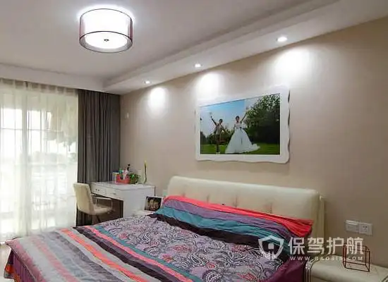 卧室床头挂画挂多高合适?