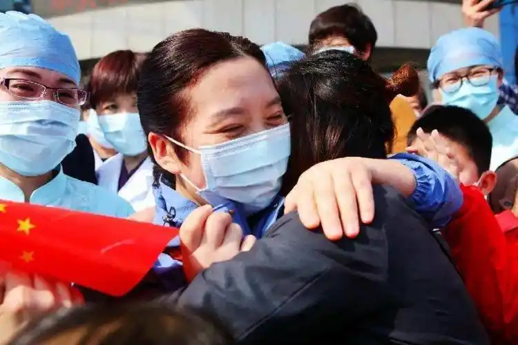 抗击疫情照片感人照片,抗击疫情感人图片-图片大观-奇异网