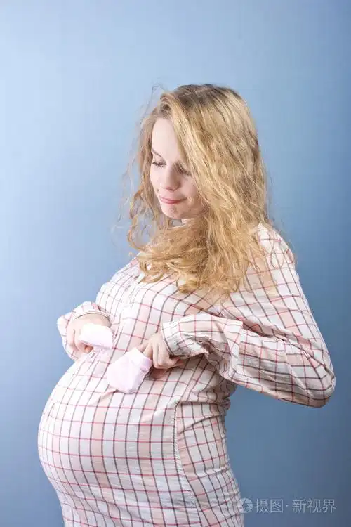 在家是大肚子怀孕金发美女