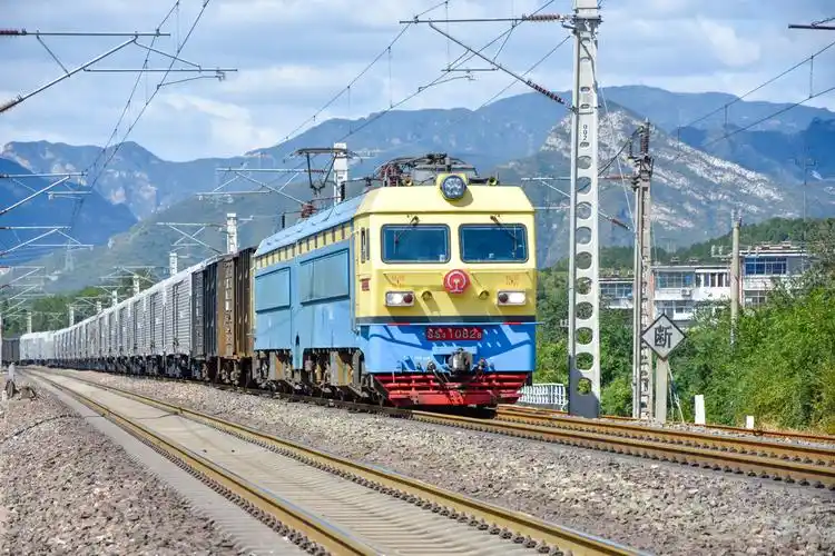 丰沙上行线 呼局包段ss4g牵引棚车 机保车组合通过三家店