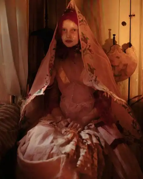 她为同性恋设计哥特式婚纱暗黑血腥又浮夸的宗教献祭风下一个鬼才加利