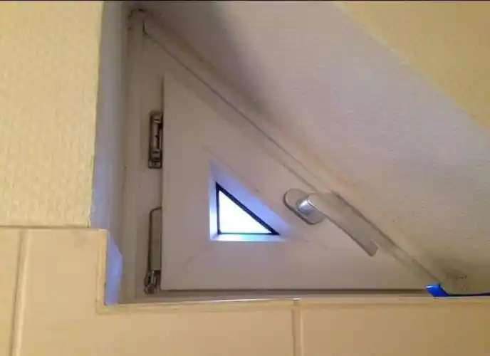 这扇小小的微型三角形窗户能让你满意吗?显然不能.