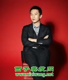 邓超短发发型图片还有这款寸头发型,将头发修剪得很短,露出长长的额头