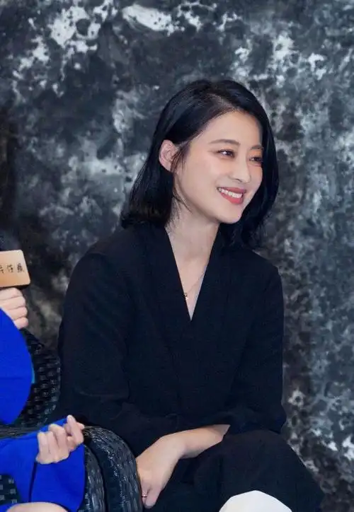 48岁梅婷剪短发撞脸毛阿敏和小13岁颖儿同框却被调侃像同龄人