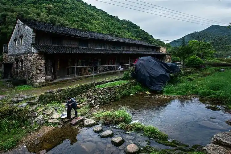 页 作品名称: 《洗衣的老人》  作品描述:   拍摄地点: 小芝镇胜坑村