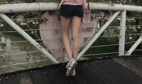 朋友圈一姑娘的腿 我馋疯了