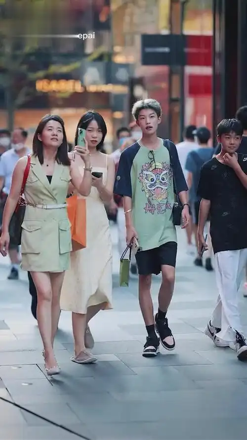 这是谁家的弟弟? 刘小阳 李憨憨vlog日常 蜀都街拍-时尚视频-搜狐视频