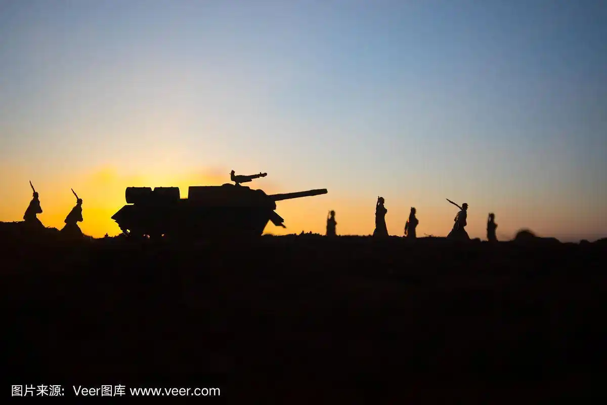 军事剪影战斗场景上的战争雾天空背景,世界大战士兵剪影下多云的天际