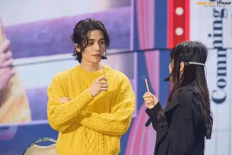 李栋旭粉丝见面会再现防腐剂美颜 与粉丝有爱互动气氛活跃【组图】